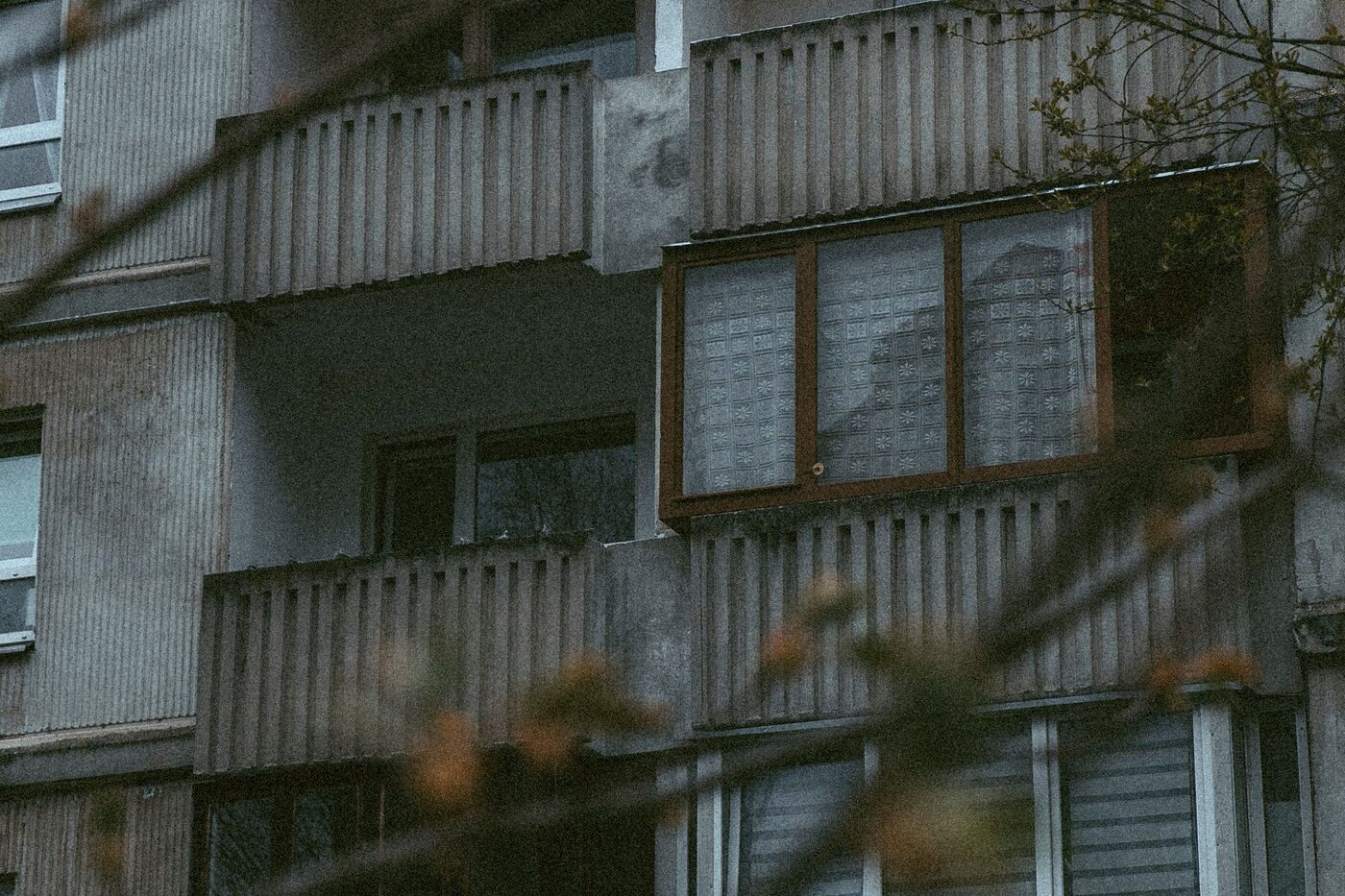 Lodžie panelového domu s původními dřevěnými okny